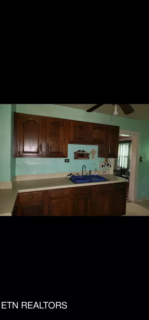 105 E Winchester, Middlesboro, KY 40965 photo 9