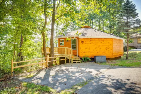 712 Octagon Dr, Gatlinburg, TN 37738