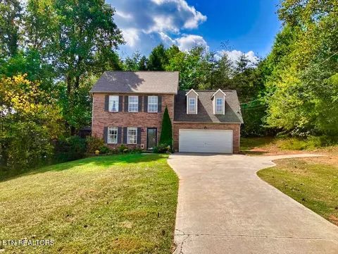 135 Prestwick Ln, Lenoir City, TN 37771