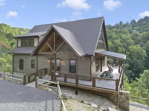 2446 Misty Shadows Dr, Sevierville, TN 37862