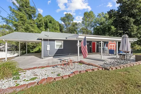 47 Outer Dr, Oak Ridge, TN 37830