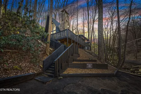 1161 Ski Mountain Rd, Gatlinburg, TN 37738
