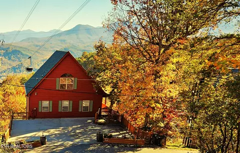 2124 N Tamins Dr, Gatlinburg, TN 37738