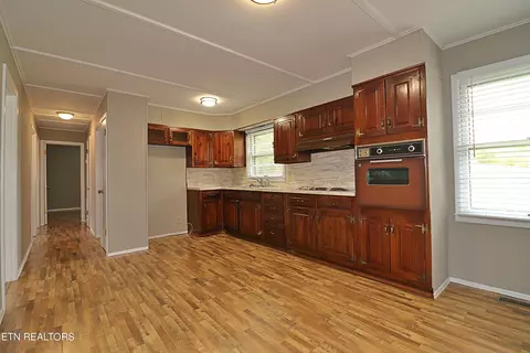 Kitchen - 1546 W 3rd Ave, Oneida, TN 37841 photo 4 of 5