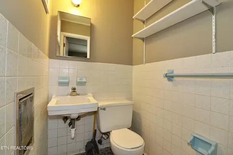 Bath - 1546 W 3rd Ave, Oneida, TN 37841 photo 2 of 2