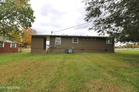 Exterior - 1546 W 3rd Ave, Oneida, TN 37841 photo 3 of 12