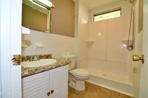 Bath - 1546 W 3rd Ave, Oneida, TN 37841 photo 1 of 2