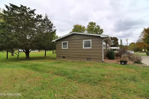 Exterior - 1546 W 3rd Ave, Oneida, TN 37841 photo 2 of 12