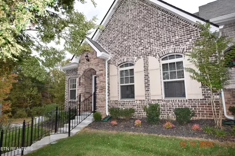 105 E Groves Park Blvd, Oak Ridge, TN 37830