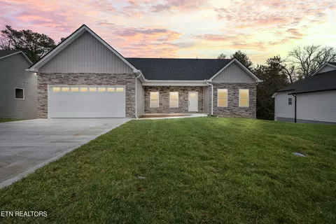 5316 Golden Eagle Ln, Corryton, TN 37721