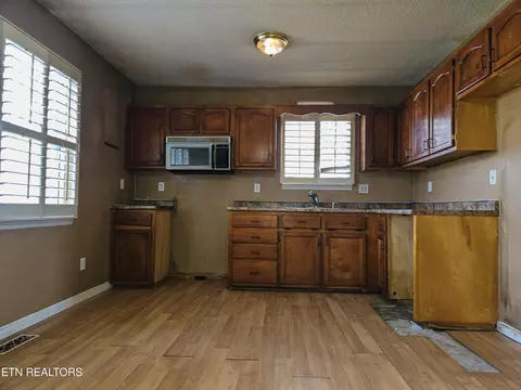 724 W 3rd Ave, Oneida, TN 37841 photo 2