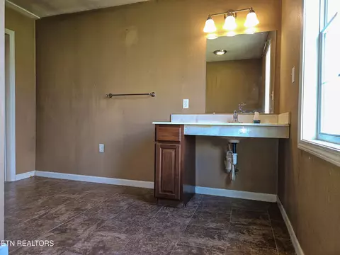 724 W 3rd Ave, Oneida, TN 37841 photo 23