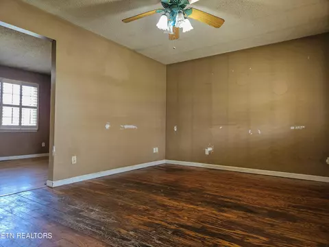 724 W 3rd Ave, Oneida, TN 37841 photo 6