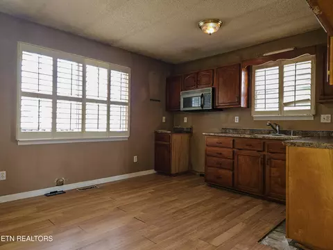 724 W 3rd Ave, Oneida, TN 37841 photo 3