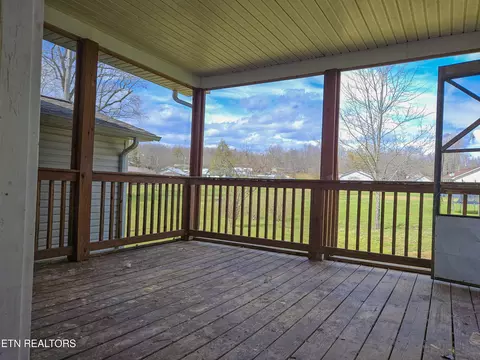 724 W 3rd Ave, Oneida, TN 37841 photo 8