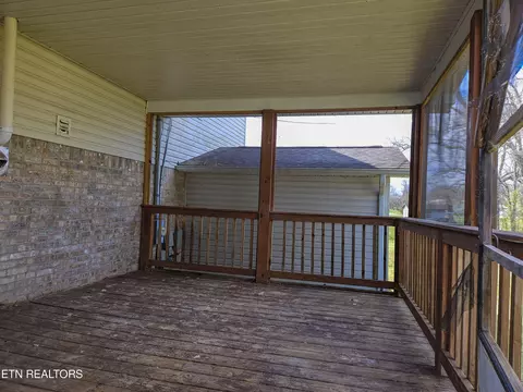 724 W 3rd Ave, Oneida, TN 37841 photo 9