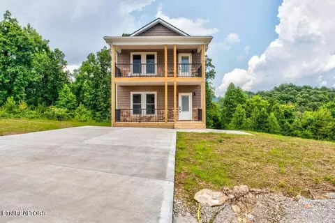 204 Pinnacle Ln, La Follette, TN 37766