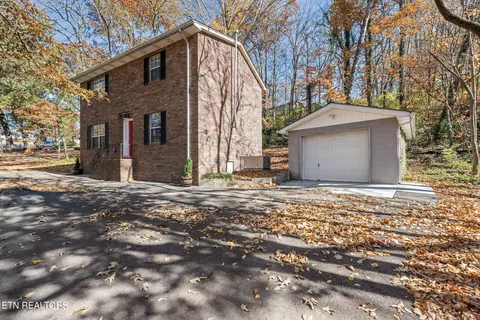 701 Sharp St, Clinton, TN 37716 photo 3