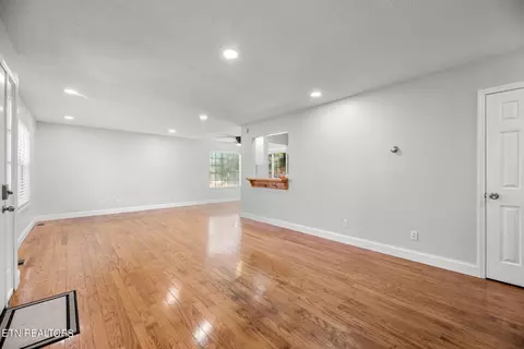701 Sharp St, Clinton, TN 37716 photo 4