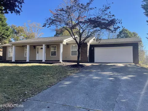 1028 Greenwich Dr, Maryville, TN 37803