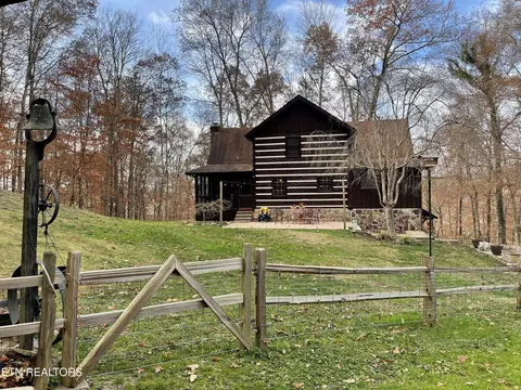 221 Melton Hill Dr, Clinton, TN 37716