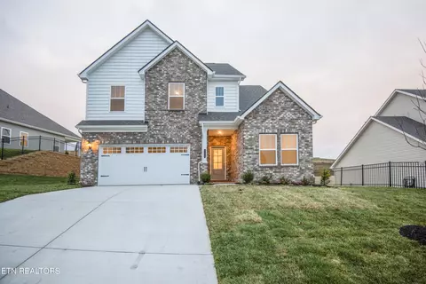 165 English Oak Ln, Lenoir City, TN 37771