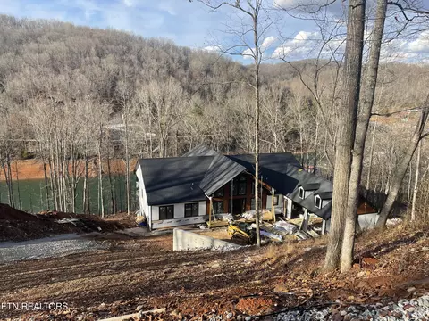 878 Shanghai Landing Ln, La Follette, TN 37766