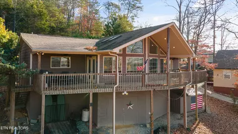 1935 Inskip Ln, Dandridge, TN 37725