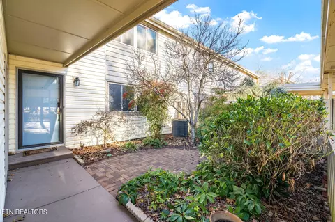 36 Brookside Dr, Oak Ridge, TN 37830