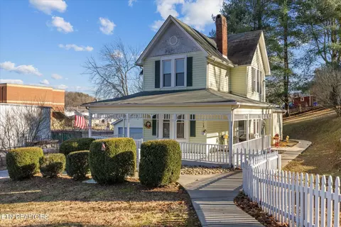 902 Clinton Street St, Harriman, TN 37748