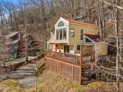 1576 Zermatt Dr, Gatlinburg, TN 37738