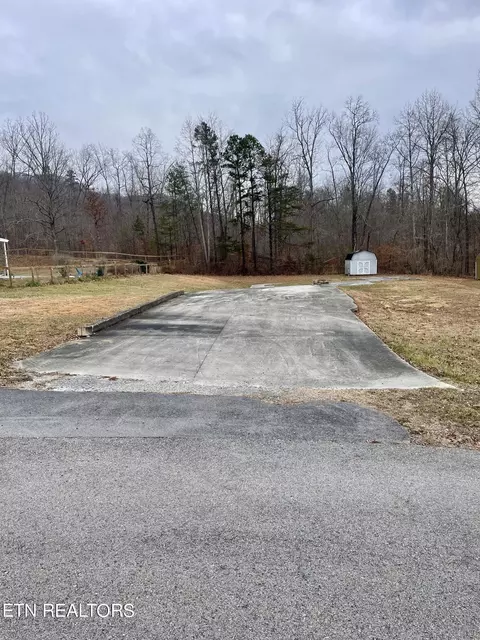 402 Wildwood Cir, La Follette, TN 37766