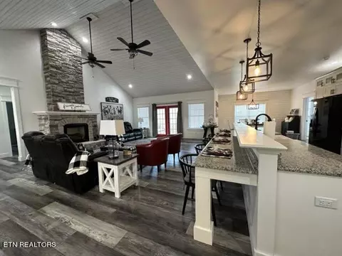 Living - 5769 Wilderness Rd, Ewing, VA 24248 photo 5 of 6