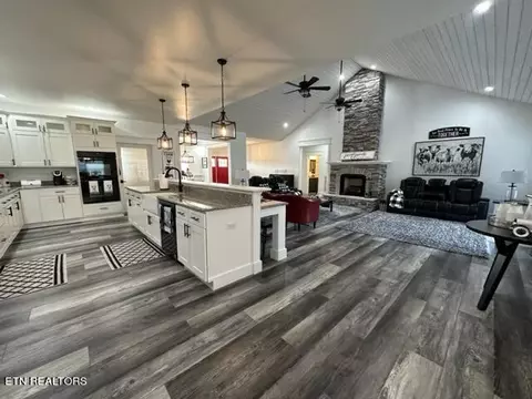 Living - 5769 Wilderness Rd, Ewing, VA 24248 photo 4 of 6