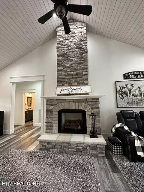 Living - 5769 Wilderness Rd, Ewing, VA 24248 photo 2 of 6