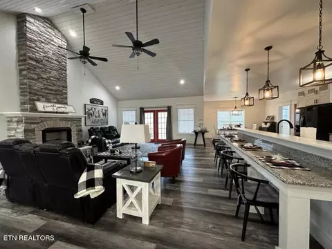 Living - 5769 Wilderness Rd, Ewing, VA 24248 photo 3 of 6