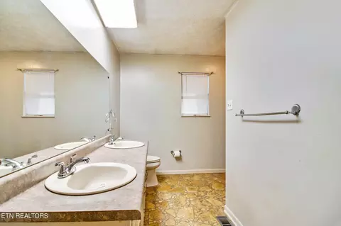 Bath - 425 Ivanhoe Rd, Powell, TN 37849 photo 1 of 3