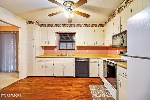 Kitchen - 425 Ivanhoe Rd, Powell, TN 37849 photo 2 of 3
