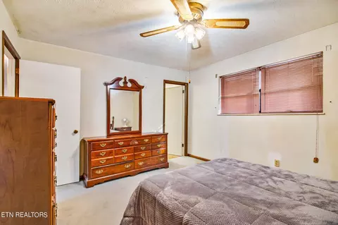 Bedroom - 425 Ivanhoe Rd, Powell, TN 37849 photo 2 of 6