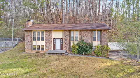 Exterior - 425 Ivanhoe Rd, Powell, TN 37849 photo 4 of 16