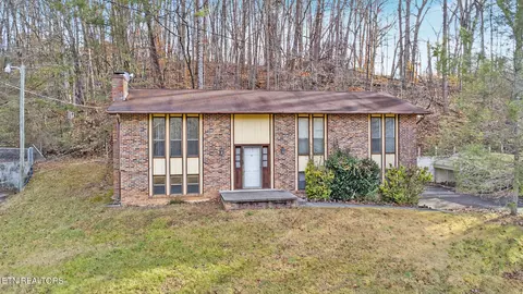 Exterior - 425 Ivanhoe Rd, Powell, TN 37849 photo 5 of 16