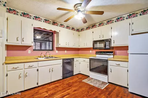 Kitchen - 425 Ivanhoe Rd, Powell, TN 37849 photo 3 of 3