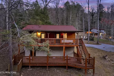 2230 Cove Creek Dr, Sevierville, TN 37862