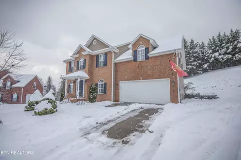 8215 Woodpath Ln, Powell, TN 37849
