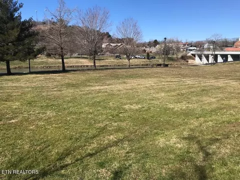 W Main St, Sevierville, TN 37876