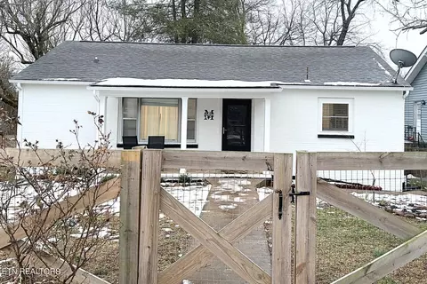 600 NE Midlake Dr, Knoxville, TN 37918