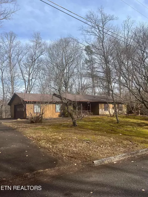 138 Lake Hills Dr, Oak Ridge, TN 37830