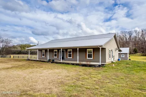 823 W Dumplin Valley Rd, Dandridge, TN 37725
