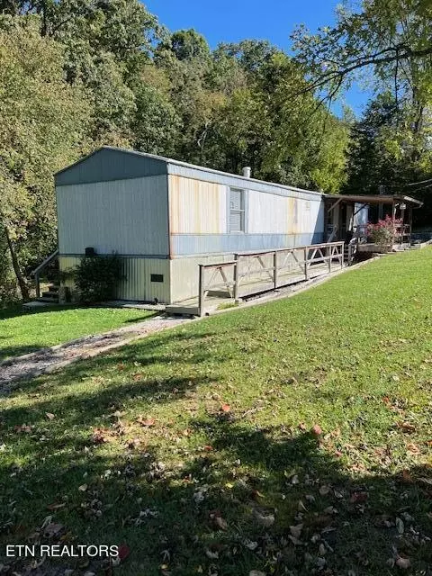 353 E Chapman Rd, La Follette, TN 37766