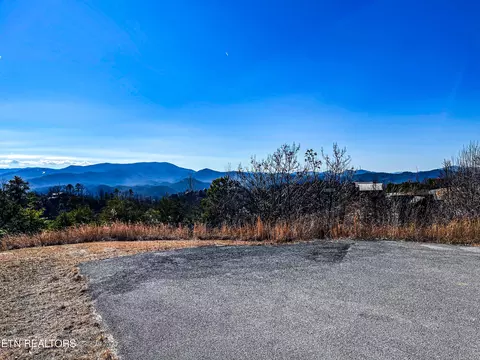 2023 Starr Crest Dr, Sevierville, TN 37876